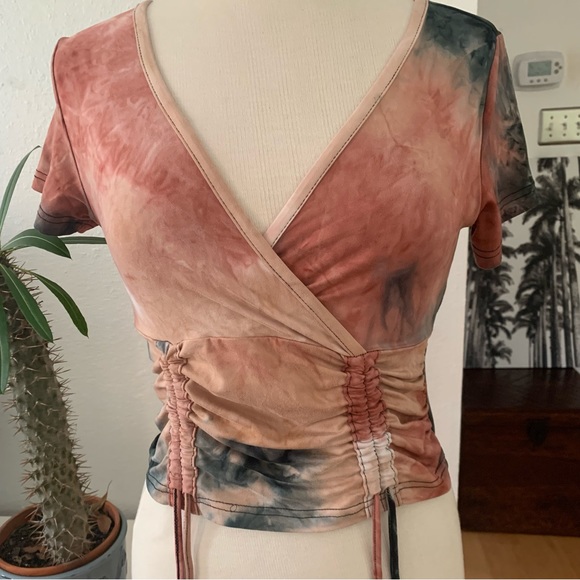 Bae City short sleeved tie-dye crop top. V-neck. Adjustable scrunched front - Picture 6 of 13